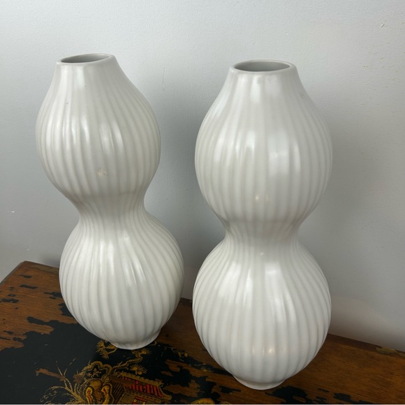 Set of 2 Curvy Vases White 12x5” at base - Picture 4 of 4
